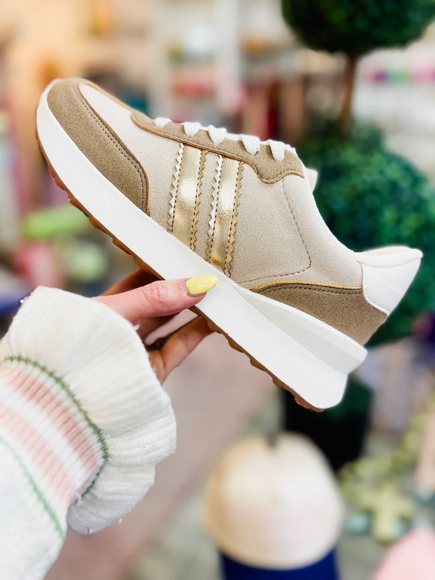Nova 10 Sand Sneakers