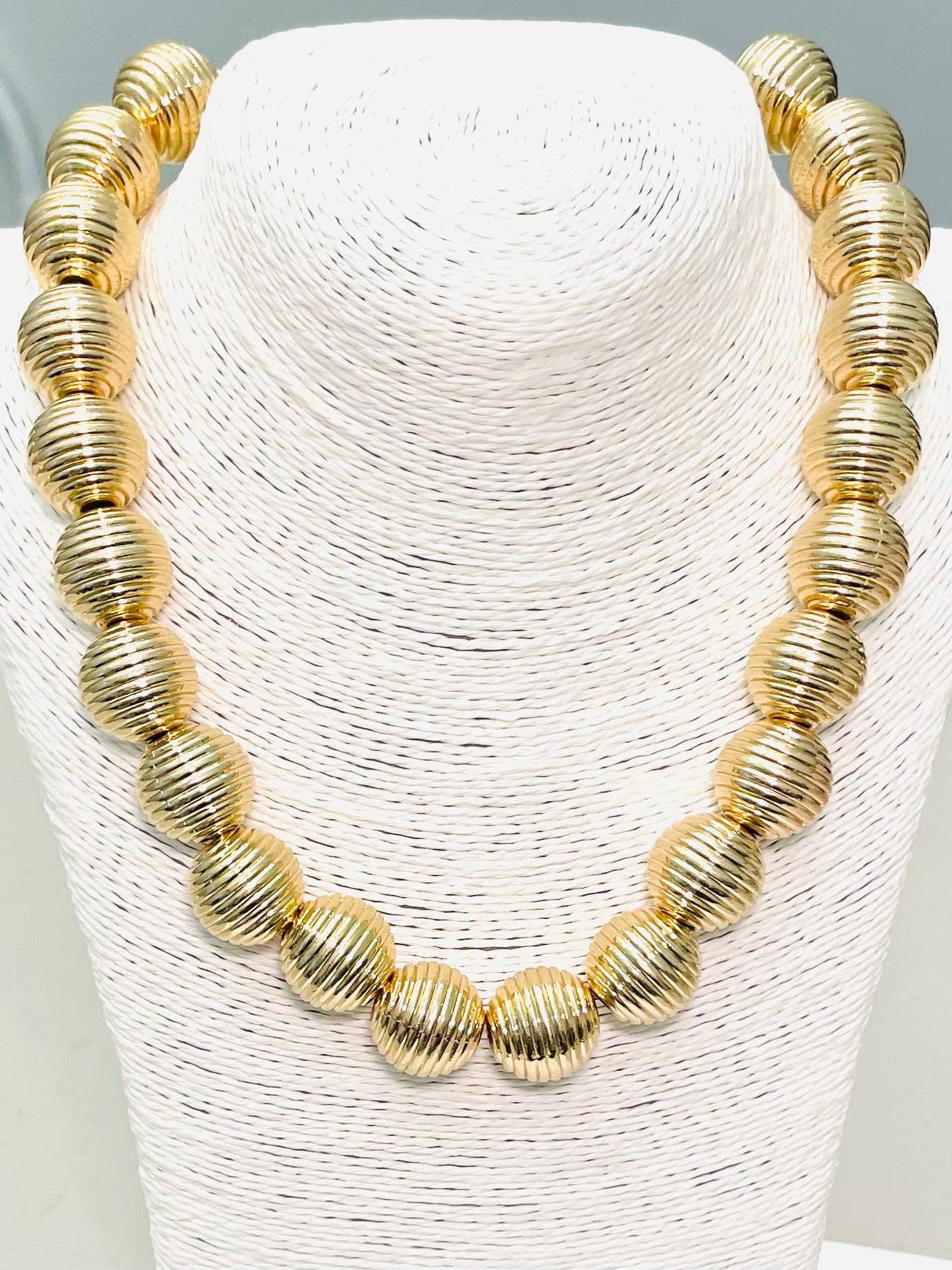Chic Ribbed Chunky Ball Necklace - Gold