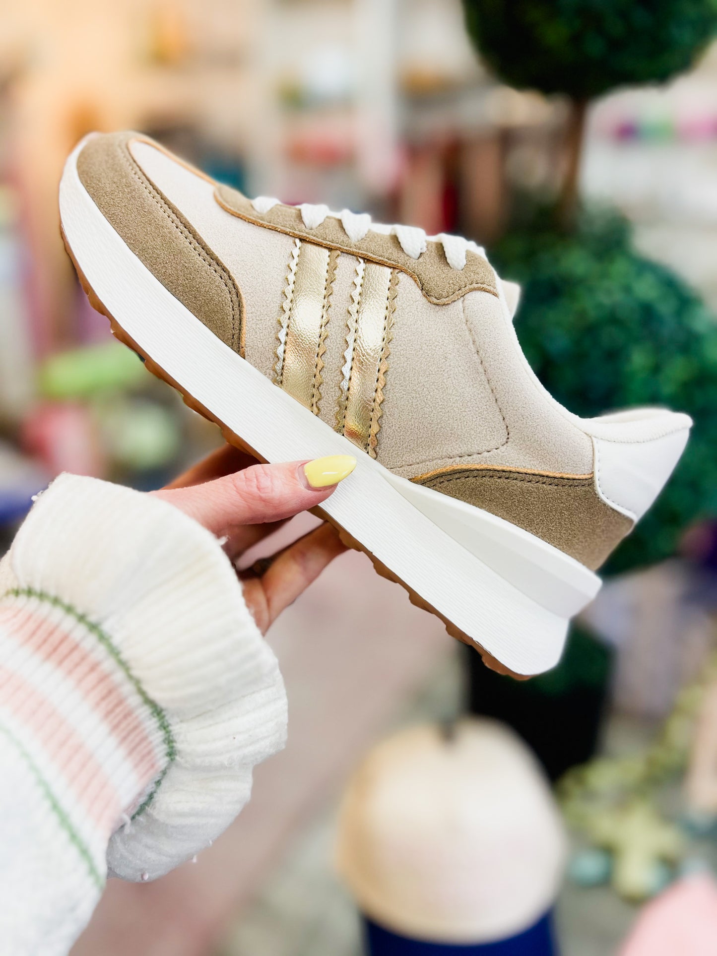 Nova 10 Sand Sneakers