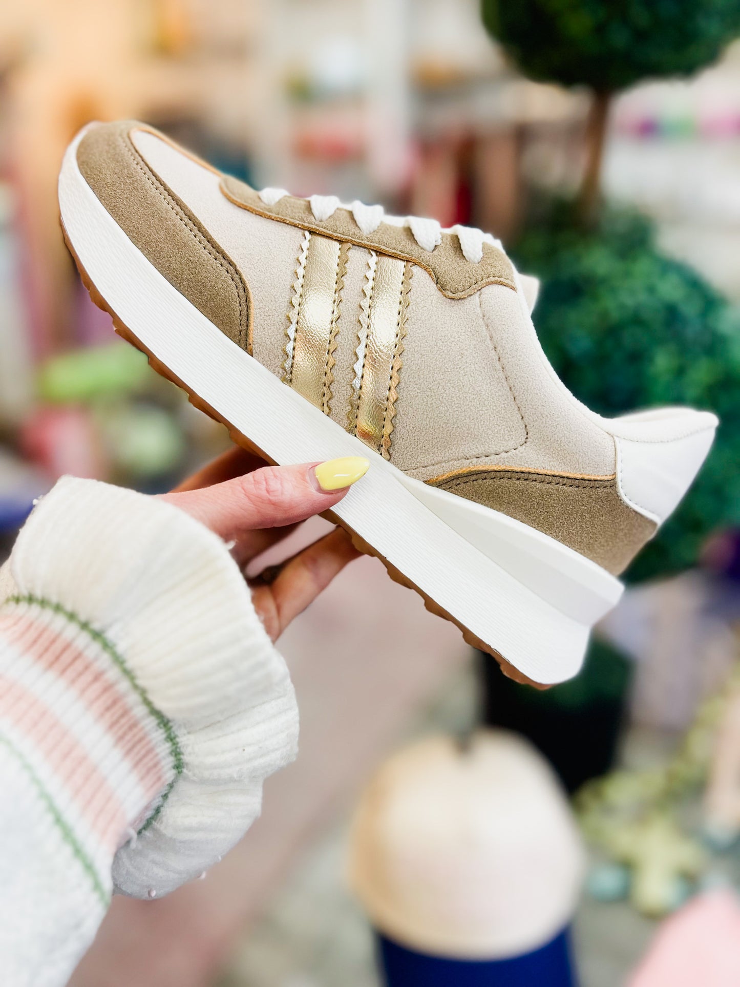 Nova 10 Sand Sneakers