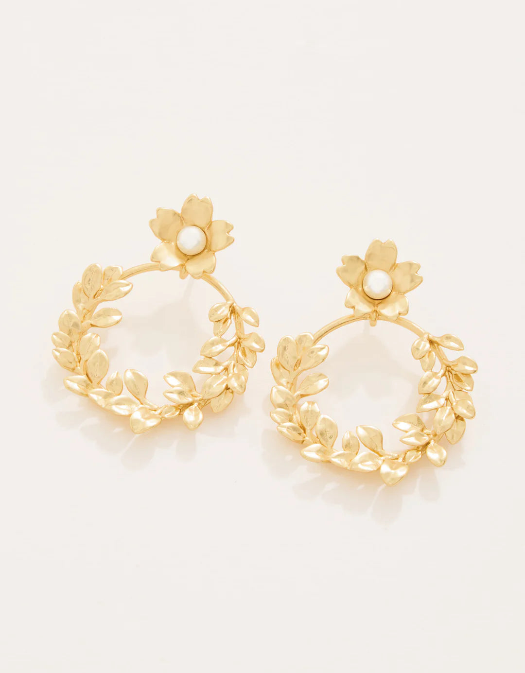 Wreath Earrings Pearl Gold by Spartina 449